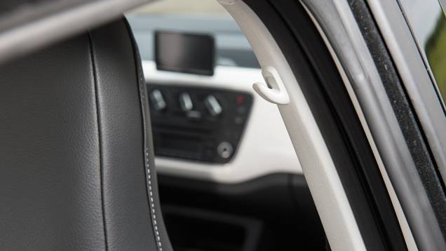 Na coluna h&aacute; um suporte para roupas | <a href="https://beta-develop.quatrorodas.abril.com.br/carros/testes/volkswagen-up-773936.shtml" rel="migration">Leia mais</a>