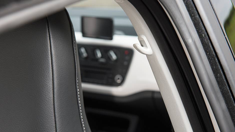 Na coluna há um suporte para roupas | <a href="https://beta-develop.quatrorodas.abril.com.br/carros/testes/volkswagen-up-773936.shtml" rel="migration">Leia mais</a> Na coluna há um suporte para roupas | <a href="https://beta-develop.quatrorodas.abril.com.br/carros/testes/volkswagen-up-773936.shtml" rel="migration">Leia mais</a>