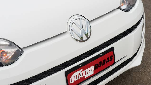 Logotipo &eacute; vazado na cor da carroceria | <a href="https://beta-develop.quatrorodas.abril.com.br/carros/testes/volkswagen-up-773936.shtml" rel="migration">Leia mais</a>