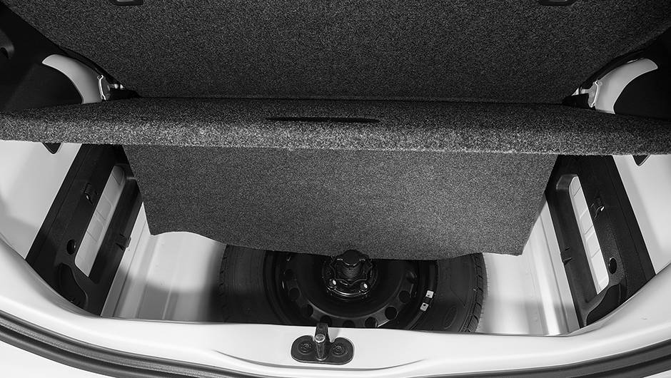 Estepe fica sob o piso no porta-malas | <a href="https://beta-develop.quatrorodas.abril.com.br/carros/testes/volkswagen-up-773936.shtml" rel="migration">Leia mais</a> Estepe fica sob o piso no porta-malas | <a href="https://beta-develop.quatrorodas.abril.com.br/carros/testes/volkswagen-up-773936.shtml" rel="migration">Leia mais</a>