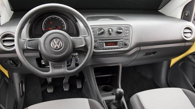 TAKE UP!: Mostrador tem veloc&iacute;metro, mas n&atilde;o tem conta-giros | <a href="https://beta-develop.quatrorodas.abril.com.br/carros/testes/volkswagen-up-773936.shtml" rel="migration">Leia mais</a>