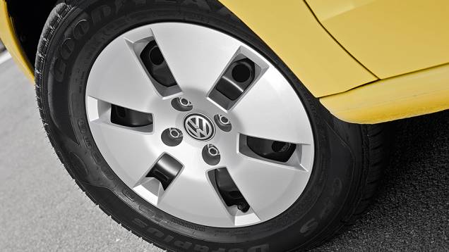 TAKE UP!: Pneu 165/80 R13, calota e | <a href="https://beta-develop.quatrorodas.abril.com.br/carros/testes/volkswagen-up-773936.shtml" rel="migration">Leia mais</a>