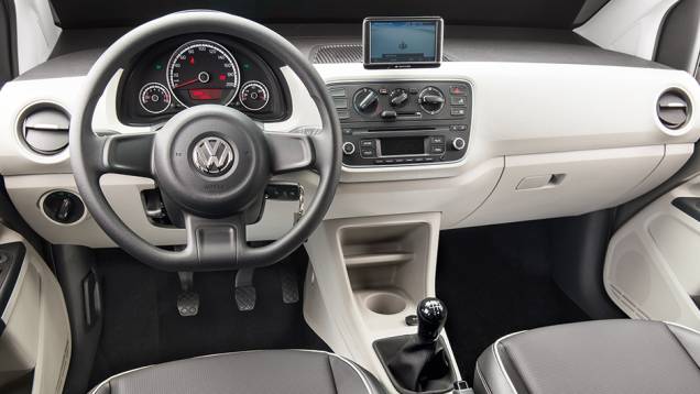 MOVE UP!: Painel com acabamento claro e texturizado &eacute; opcional | <a href="https://beta-develop.quatrorodas.abril.com.br/carros/testes/volkswagen-up-773936.shtml" rel="migration">Leia mais</a>