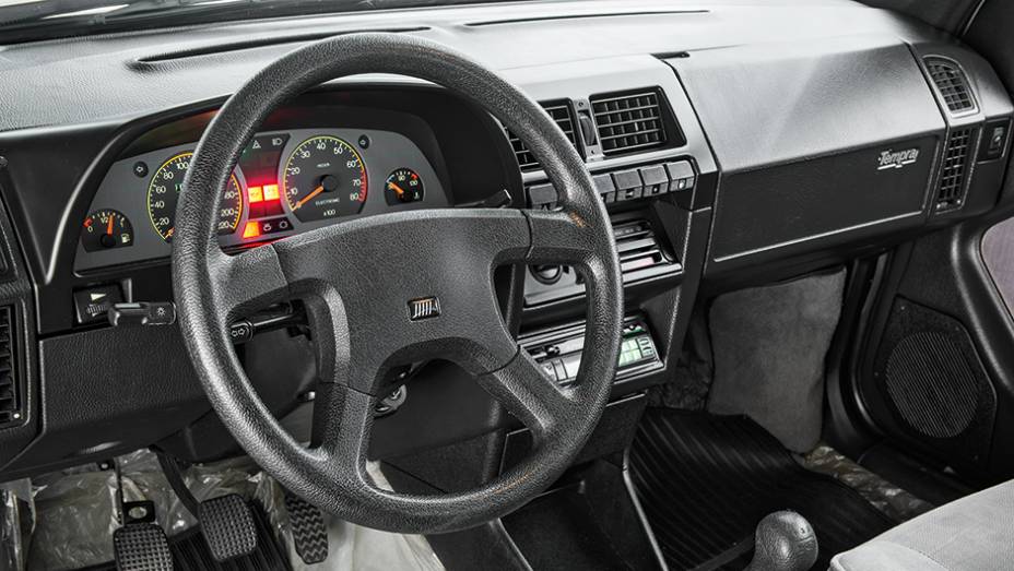 Os instrumentos tinham a simplicidade est&eacute;tica do Uno | <a href="https://beta-develop.quatrorodas.abril.com.br/carros/classicos-brasileiros/fiat-tempra-2p-778240.shtml" rel="migration">Leia mais</a>