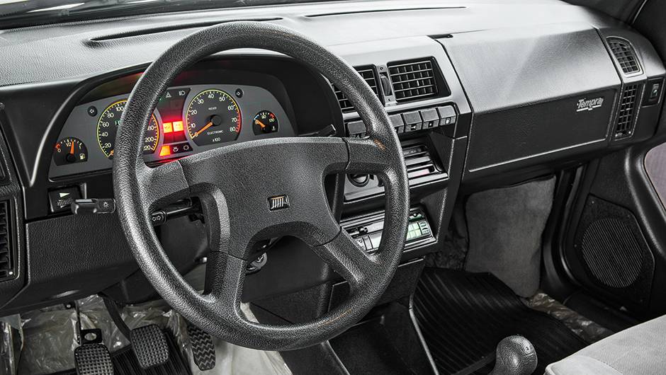 Os instrumentos tinham a simplicidade est&eacute;tica do Uno | <a href="https://beta-develop.quatrorodas.abril.com.br/carros/classicos-brasileiros/fiat-tempra-2p-778240.shtml" rel="migration">Leia mais</a>