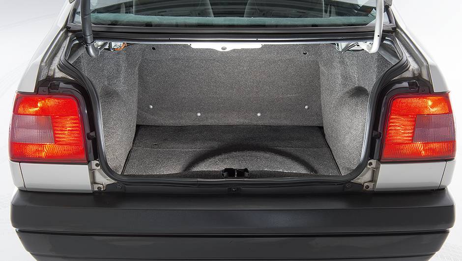Porta-malas acondicionava 413 litros de bagagem | <a href="https://beta-develop.quatrorodas.abril.com.br/carros/classicos-brasileiros/fiat-tempra-2p-778240.shtml" rel="migration">Leia mais</a> Porta-malas acondicionava 413 litros de bagagem | <a href="https://beta-develop.quatrorodas.abril.com.br/carros/classicos-brasileiros/fiat-tempra-2p-778240.shtml" rel="migration">Leia mais</a>