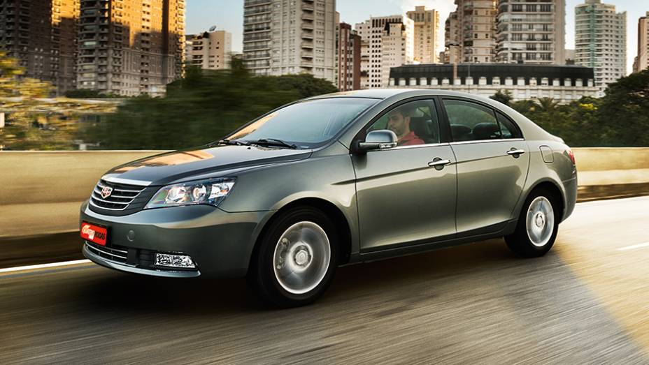 Os faróis do sedã são duplos com bloco elíptico e têm regulagem de altura | <a href="https://beta-develop.quatrorodas.abril.com.br/carros/testes/geely-ec7-1-8-gs-780443.shtml" rel="migration">Leia mais</a> Os faróis do sedã são duplos com bloco elíptico e têm regulagem de altura | <a href="https://beta-develop.quatrorodas.abril.com.br/carros/testes/geely-ec7-1-8-gs-780443.shtml" rel="migration">Leia mais</a>