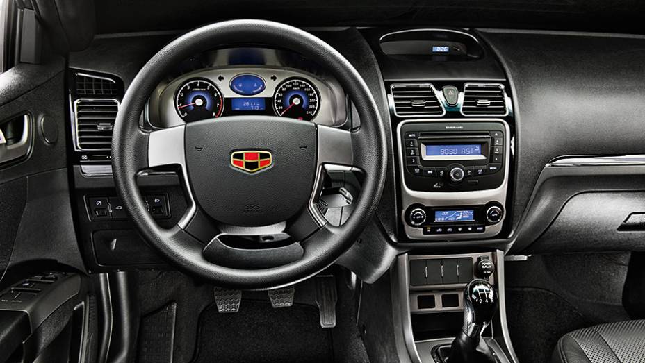 Acabamento tem detalhes em preto brilhante e cinza (titânio). Volante é ajustável em altura | <a href="https://beta-develop.quatrorodas.abril.com.br/carros/testes/geely-ec7-1-8-gs-780443.shtml" rel="migration">Leia mais</a>