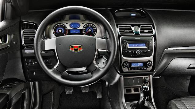 Acabamento tem detalhes em preto brilhante e cinza (titânio). Volante é ajustável em altura | <a href="https://beta-develop.quatrorodas.abril.com.br/carros/testes/geely-ec7-1-8-gs-780443.shtml" rel="migration">Leia mais</a> Acabamento tem detalhes em preto brilhante e cinza (titânio). Volante é ajustável em altura | <a href="https://beta-develop.quatrorodas.abril.com.br/carros/testes/geely-ec7-1-8-gs-780443.shtml" rel="migration">Leia mais</a>