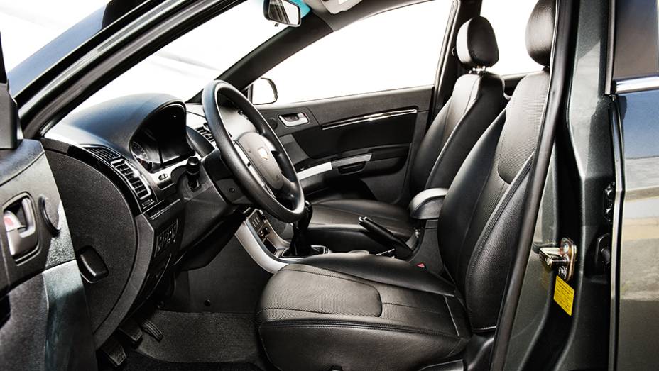 Revestimento dos bancos imita couro perfurado | <a href="https://beta-develop.quatrorodas.abril.com.br/carros/testes/geely-ec7-1-8-gs-780443.shtml" rel="migration">Leia mais</a>