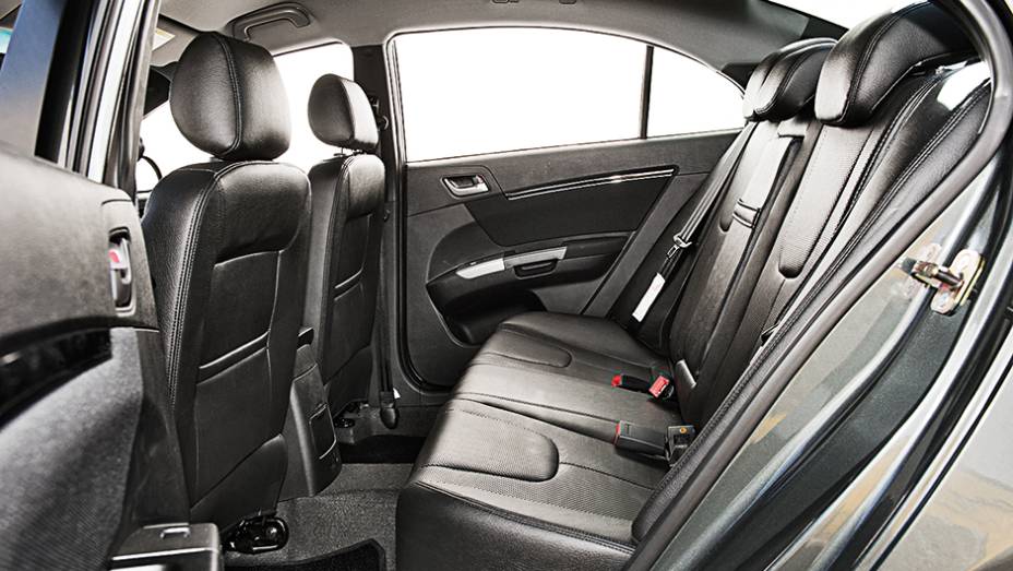 Atrás, há cinto de três pontos para todos os ocupantes | <a href="https://beta-develop.quatrorodas.abril.com.br/carros/testes/geely-ec7-1-8-gs-780443.shtml" rel="migration">Leia mais</a> Atrás, há cinto de três pontos para todos os ocupantes | <a href="https://beta-develop.quatrorodas.abril.com.br/carros/testes/geely-ec7-1-8-gs-780443.shtml" rel="migration">Leia mais</a>