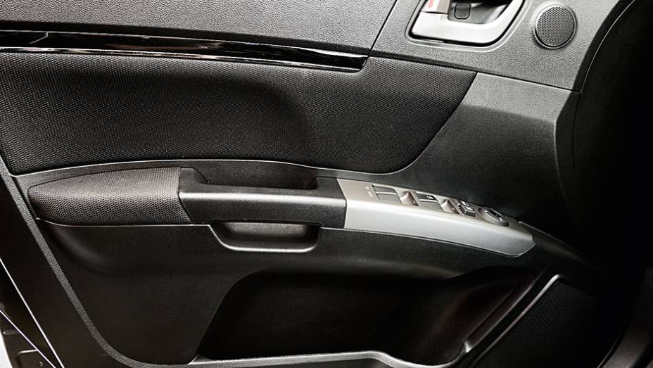 Aplique de tecido é exclusivo da versão à venda no Brasil | <a href="https://beta-develop.quatrorodas.abril.com.br/carros/testes/geely-ec7-1-8-gs-780443.shtml" rel="migration">Leia mais</a>