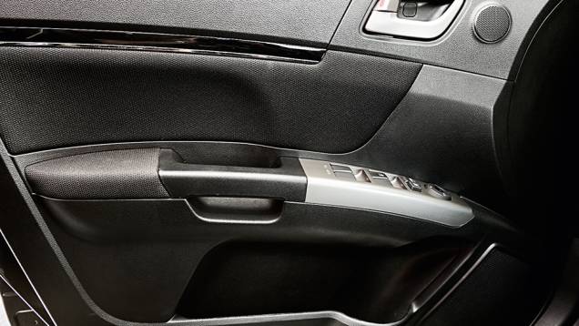 Aplique de tecido é exclusivo da versão à venda no Brasil | <a href="https://beta-develop.quatrorodas.abril.com.br/carros/testes/geely-ec7-1-8-gs-780443.shtml" rel="migration">Leia mais</a> Aplique de tecido é exclusivo da versão à venda no Brasil | <a href="https://beta-develop.quatrorodas.abril.com.br/carros/testes/geely-ec7-1-8-gs-780443.shtml" rel="migration">Leia mais</a>