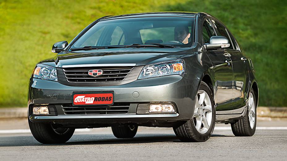 EC7 vem com rodas de alumínio aro 16 e pneus 215/55 R60 | <a href="https://beta-develop.quatrorodas.abril.com.br/carros/testes/geely-ec7-1-8-gs-780443.shtml" rel="migration">Leia mais</a>