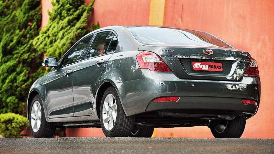 Recorte do porta-malas lembra Mercedes Classe S | <a href="https://beta-develop.quatrorodas.abril.com.br/carros/testes/geely-ec7-1-8-gs-780443.shtml" rel="migration">Leia mais</a> Recorte do porta-malas lembra Mercedes Classe S | <a href="https://beta-develop.quatrorodas.abril.com.br/carros/testes/geely-ec7-1-8-gs-780443.shtml" rel="migration">Leia mais</a>