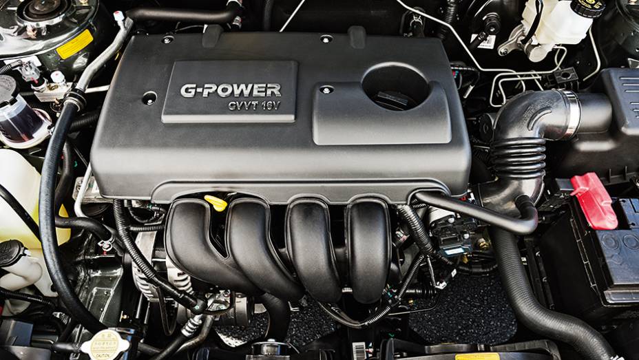 Motor 1.8 CVVT 16V gera 130 cv de potência | <a href="https://beta-develop.quatrorodas.abril.com.br/carros/testes/geely-ec7-1-8-gs-780443.shtml" rel="migration">Leia mais</a>