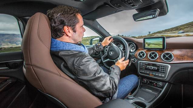 Dependendo da versão, o acabamento frontal do painel pode ser de imitação de madeira, alumínio ou piano black | <a href="https://beta-develop.quatrorodas.abril.com.br/carros/impressoes/mercedes-benz-gla-250-779014.shtml" rel="migration">Leia mais</a> Dependendo da versão, o acabamento frontal do painel pode ser de imitação de madeira, alumínio ou piano black | <a href="https://beta-develop.quatrorodas.abril.com.br/carros/impressoes/mercedes-benz-gla-250-779014.shtml" rel="migration">Leia mais</a>