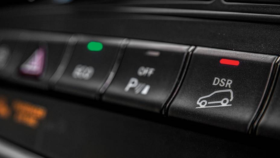 O DSR controla a descida em rampas inclinadas de terra | <a href="https://beta-develop.quatrorodas.abril.com.br/carros/impressoes/mercedes-benz-gla-250-779014.shtml" rel="migration">Leia mais</a>