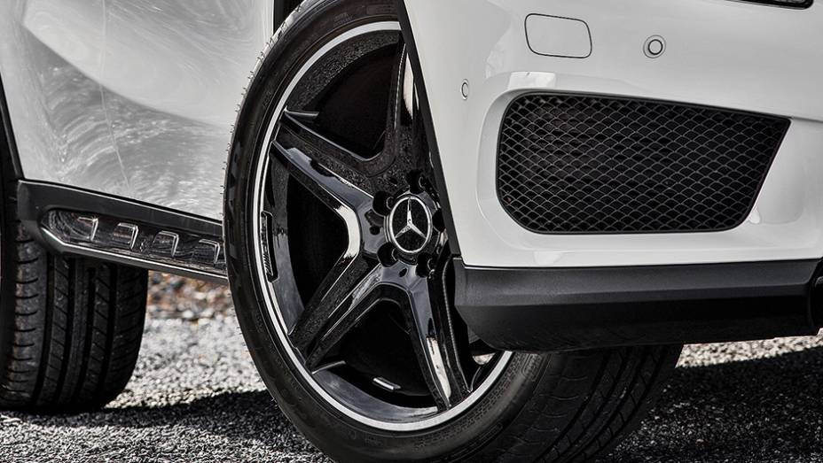Detalhes das rodas de liga de 17 polegadas | <a href="https://beta-develop.quatrorodas.abril.com.br/carros/impressoes/mercedes-benz-gla-250-779014.shtml" rel="migration">Leia mais</a>