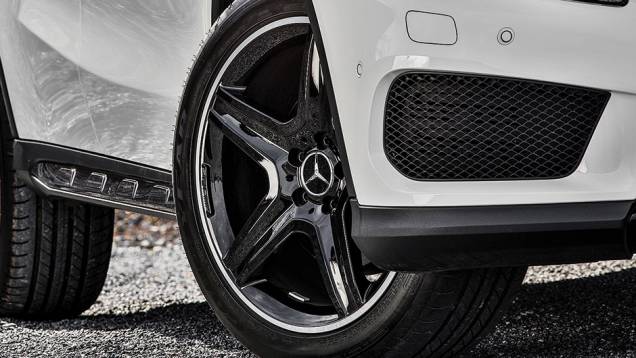 Detalhes das rodas de liga de 17 polegadas | <a href="https://beta-develop.quatrorodas.abril.com.br/carros/impressoes/mercedes-benz-gla-250-779014.shtml" rel="migration">Leia mais</a> Detalhes das rodas de liga de 17 polegadas | <a href="https://beta-develop.quatrorodas.abril.com.br/carros/impressoes/mercedes-benz-gla-250-779014.shtml" rel="migration">Leia mais</a>