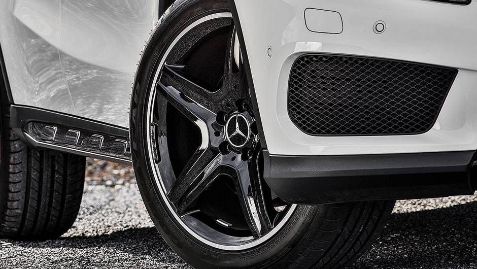 Detalhes das rodas de liga de 17 polegadas | <a href="https://beta-develop.quatrorodas.abril.com.br/carros/impressoes/mercedes-benz-gla-250-779014.shtml" rel="migration">Leia mais</a> Detalhes das rodas de liga de 17 polegadas | <a href="https://beta-develop.quatrorodas.abril.com.br/carros/impressoes/mercedes-benz-gla-250-779014.shtml" rel="migration">Leia mais</a>
