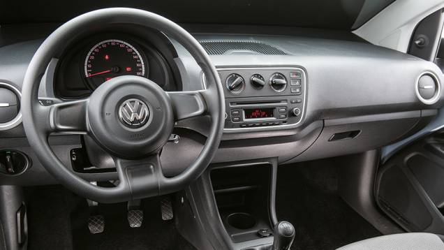 Take Up! vem com o essencial. Sistema de som &eacute; opcional | <a href="https://beta-develop.quatrorodas.abril.com.br/carros/comparativos/hatches-compactos-entrada-779938.shtml" rel="migration">Leia mais</a>