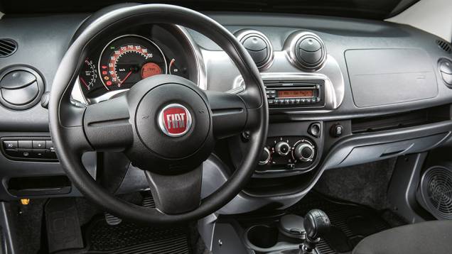 Posi&ccedil;&atilde;o de dirigir no Uno &eacute; elevada e agrada pela ergonomia | <a href="https://beta-develop.quatrorodas.abril.com.br/carros/comparativos/hatches-compactos-entrada-779938.shtml" rel="migration">Leia mais</a>