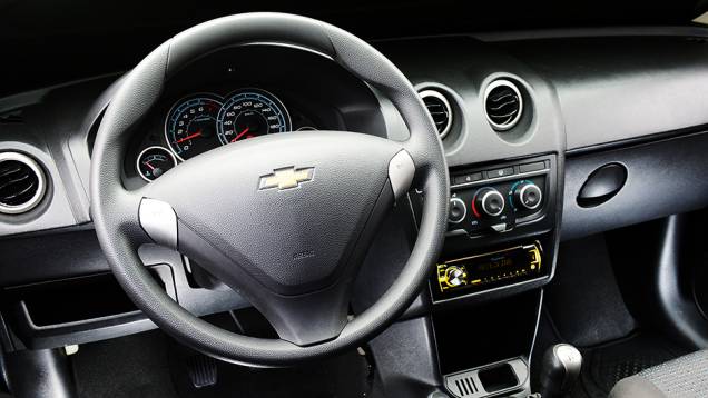 Volante do Celta est&aacute; desalinhado em rela&ccedil;&atilde;o ao assento | <a href="https://beta-develop.quatrorodas.abril.com.br/carros/comparativos/hatches-compactos-entrada-779938.shtml" rel="migration">Leia mais</a>