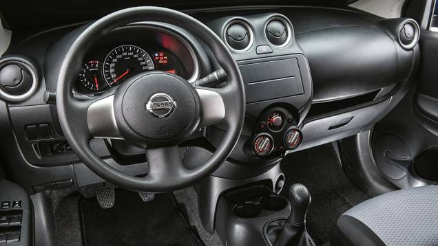 Dire&ccedil;&atilde;o el&eacute;trica &eacute; de s&eacute;rie. Qualidade dos pl&aacute;sticos agrada | <a href="https://beta-develop.quatrorodas.abril.com.br/carros/comparativos/hatches-compactos-entrada-779938.shtml" rel="migration">Leia mais</a>