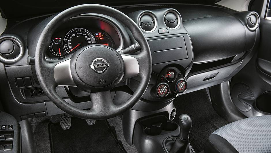 Dire&ccedil;&atilde;o el&eacute;trica &eacute; de s&eacute;rie. Qualidade dos pl&aacute;sticos agrada | <a href="https://beta-develop.quatrorodas.abril.com.br/carros/comparativos/hatches-compactos-entrada-779938.shtml" rel="migration">Leia mais</a>