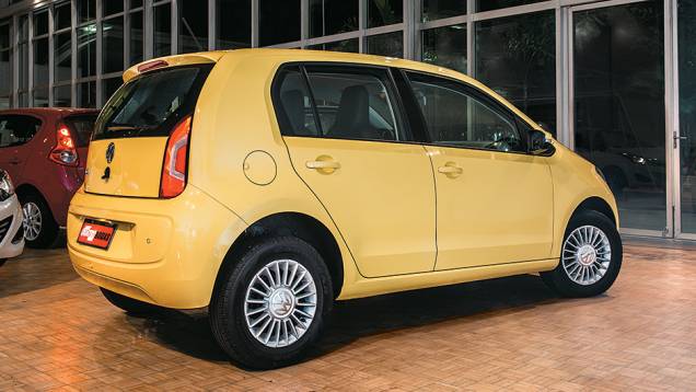 Janela traseira do Up! brasileiro abre-se verticalmente. No europeu, é basculante. Sensor de ré é de série a partir da versão High Up! | <a href="https://beta-develop.quatrorodas.abril.com.br/carros/comparativos/hatches-compactos-779934.shtml" rel="migration">Leia mais</a> Janela traseira do Up! brasileiro abre-se verticalmente. No europeu, é basculante. Sensor de ré é de série a partir da versão High Up! | <a href="https://beta-develop.quatrorodas.abril.com.br/carros/comparativos/hatches-compactos-779934.shtml" rel="migration">Leia mais</a>