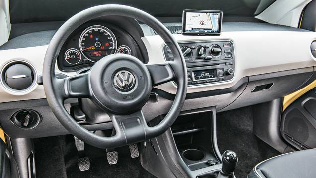 Difusor de ar central &eacute; fixo. Maps & more &eacute; item opcional | <a href="https://beta-develop.quatrorodas.abril.com.br/carros/comparativos/hatches-compactos-779934.shtml" rel="migration">Leia mais</a>
