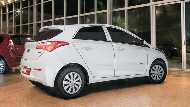 Visual &eacute; um dos pontos fortes do HB20. Suas linhas afastam a pecha de carro simples. Tem motor forte, interior caprichado e pre&ccedil;o compat&iacute;vel | <a href="https://beta-develop.quatrorodas.abril.com.br/carros/comparativos/hatches-compactos-779934.shtml" rel="migration">Leia mais</a>