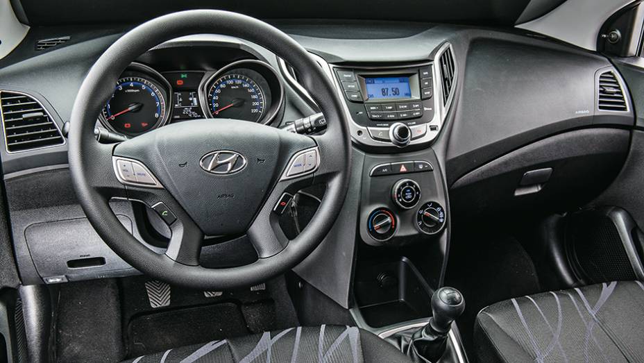 Som opcional tem comandos no volante, mas sem CD player | <a href="https://beta-develop.quatrorodas.abril.com.br/carros/comparativos/hatches-compactos-779934.shtml" rel="migration">Leia mais</a>