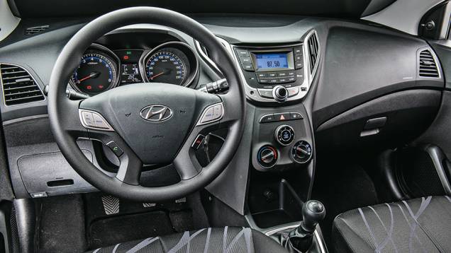 Som opcional tem comandos no volante, mas sem CD player | <a href="https://beta-develop.quatrorodas.abril.com.br/carros/comparativos/hatches-compactos-779934.shtml" rel="migration">Leia mais</a> Som opcional tem comandos no volante, mas sem CD player | <a href="https://beta-develop.quatrorodas.abril.com.br/carros/comparativos/hatches-compactos-779934.shtml" rel="migration">Leia mais</a>