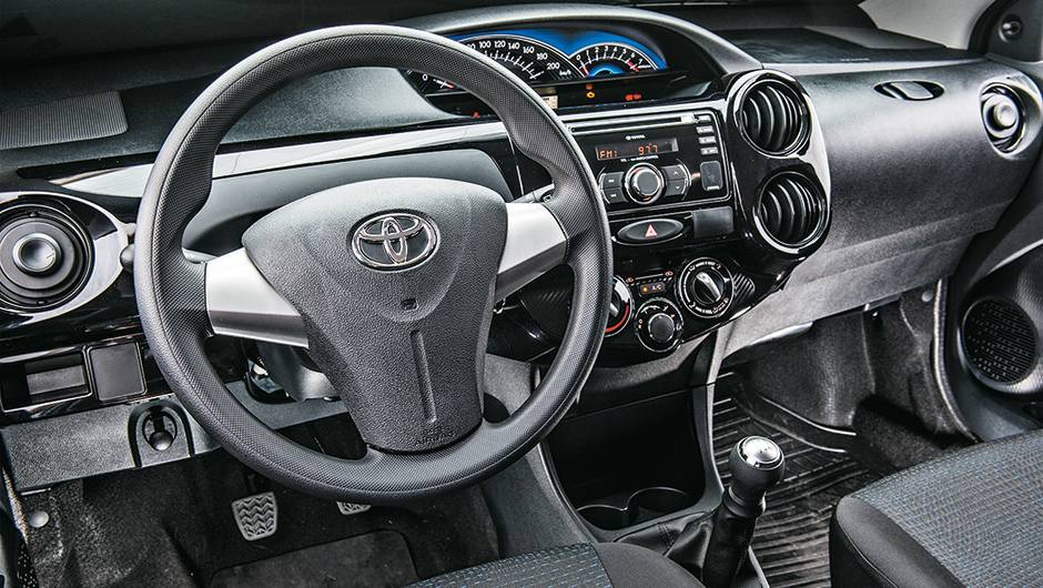 Painel tem tons escuros e um aplique em piano black | <a href="https://beta-develop.quatrorodas.abril.com.br/carros/comparativos/hatches-compactos-779934.shtml" rel="migration">Leia mais</a> Painel tem tons escuros e um aplique em piano black | <a href="https://beta-develop.quatrorodas.abril.com.br/carros/comparativos/hatches-compactos-779934.shtml" rel="migration">Leia mais</a>