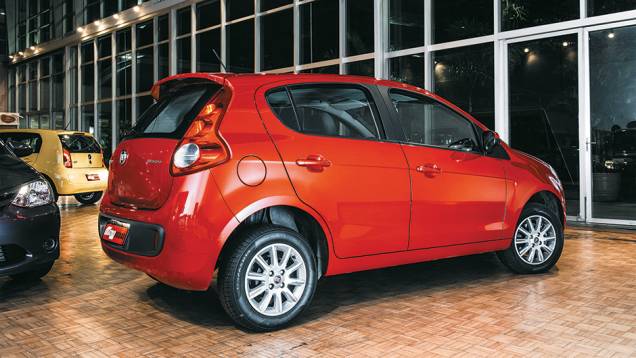 Palio &eacute; o segundo lugar no ranking de vendas da Fenabrave e o mais longevo do quinteto, "vivo" desde 1996. Divide a plataforma com o Uno | <a href="https://beta-develop.quatrorodas.abril.com.br/carros/comparativos/hatches-compactos-779934.shtml" rel="migration">Leia mais</a>