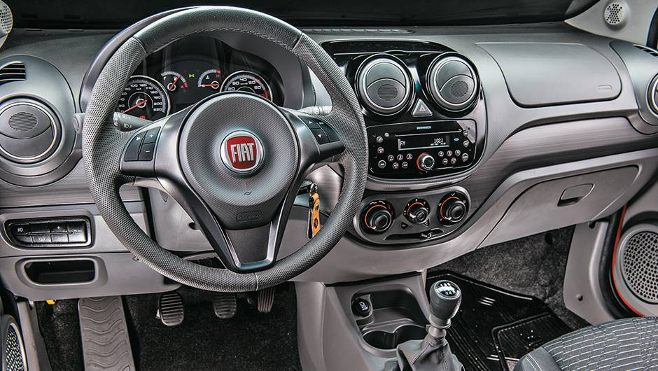 Volante multifuncional e som estão entre os opcionais | <a href="https://beta-develop.quatrorodas.abril.com.br/carros/comparativos/hatches-compactos-779934.shtml" rel="migration">Leia mais</a> Volante multifuncional e som estão entre os opcionais | <a href="https://beta-develop.quatrorodas.abril.com.br/carros/comparativos/hatches-compactos-779934.shtml" rel="migration">Leia mais</a>