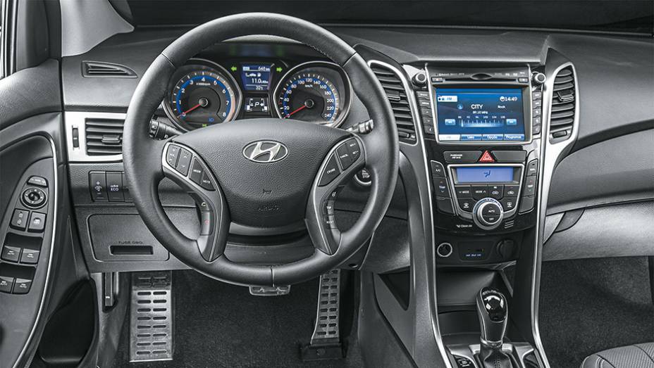 Iluminação azul toma conta da cabine | <a href="https://beta-develop.quatrorodas.abril.com.br/carros/impressoes/hyundai-i30-1-8-779010.shtml" rel="migration">Leia mais</a>