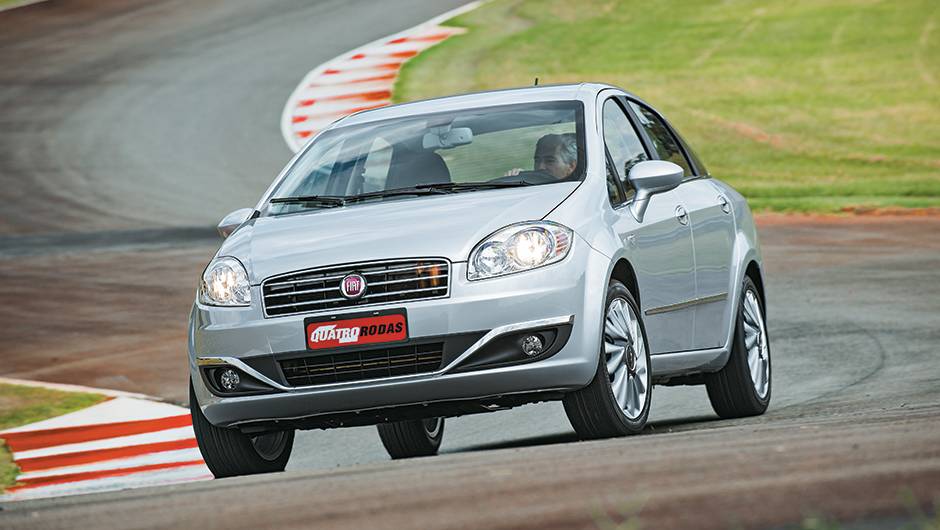 Nova grade e friso cromado curvo no para-choque | <a href="https://beta-develop.quatrorodas.abril.com.br/carros/impressoes/fiat-linea-essence-2015-777585.shtml" rel="migration">Leia mais</a> Nova grade e friso cromado curvo no para-choque | <a href="https://beta-develop.quatrorodas.abril.com.br/carros/impressoes/fiat-linea-essence-2015-777585.shtml" rel="migration">Leia mais</a>