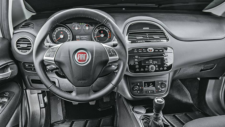 Meio do painel n&atilde;o est&aacute; mais ligado aos instrumentos | <a href="https://beta-develop.quatrorodas.abril.com.br/carros/impressoes/fiat-linea-essence-2015-777585.shtml" rel="migration">Leia mais</a>