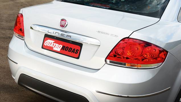 Placa subiu do para-choque para a tampa traseira | <a href="https://beta-develop.quatrorodas.abril.com.br/carros/impressoes/fiat-linea-essence-2015-777585.shtml" rel="migration">Leia mais</a> Placa subiu do para-choque para a tampa traseira | <a href="https://beta-develop.quatrorodas.abril.com.br/carros/impressoes/fiat-linea-essence-2015-777585.shtml" rel="migration">Leia mais</a>