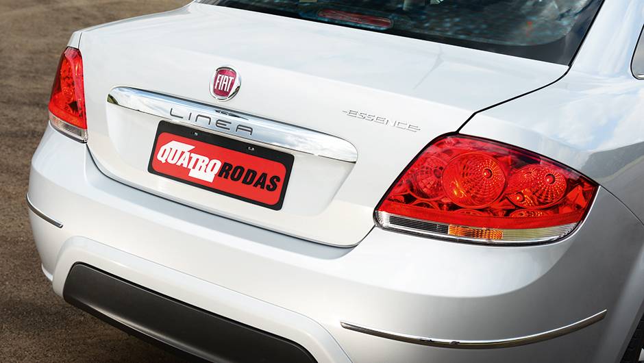 Placa subiu do para-choque para a tampa traseira | <a href="https://beta-develop.quatrorodas.abril.com.br/carros/impressoes/fiat-linea-essence-2015-777585.shtml" rel="migration">Leia mais</a> Placa subiu do para-choque para a tampa traseira | <a href="https://beta-develop.quatrorodas.abril.com.br/carros/impressoes/fiat-linea-essence-2015-777585.shtml" rel="migration">Leia mais</a>