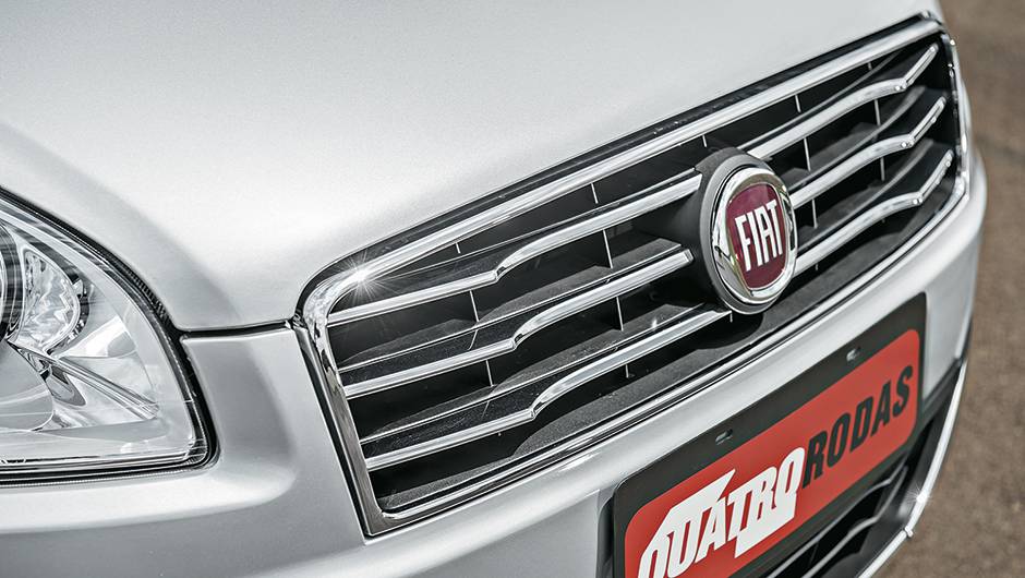 Grade ganhou desenho com curvatura no centro | <a href="https://beta-develop.quatrorodas.abril.com.br/carros/impressoes/fiat-linea-essence-2015-777585.shtml" rel="migration">Leia mais</a>