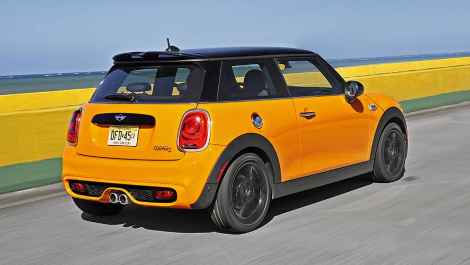 A alteração externa mais evidente é na traseira: lanternas mais "gordinhas" e logotipo dentro da régua sobre a placa | <a href="https://beta-develop.quatrorodas.abril.com.br/carros/impressoes/mini-cooper-s-779912.shtml" rel="migration">Leia mais</a> A alteração externa mais evidente é na traseira: lanternas mais "gordinhas" e logotipo dentro da régua sobre a placa | <a href="https://beta-develop.quatrorodas.abril.com.br/carros/impressoes/mini-cooper-s-779912.shtml" rel="migration">Leia mais</a>