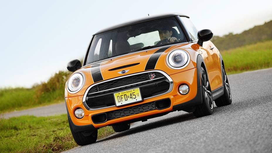 Moldura cromada da grade agora faz a volta pelo para-choque | <a href="https://beta-develop.quatrorodas.abril.com.br/carros/impressoes/mini-cooper-s-779912.shtml" rel="migration">Leia mais</a>