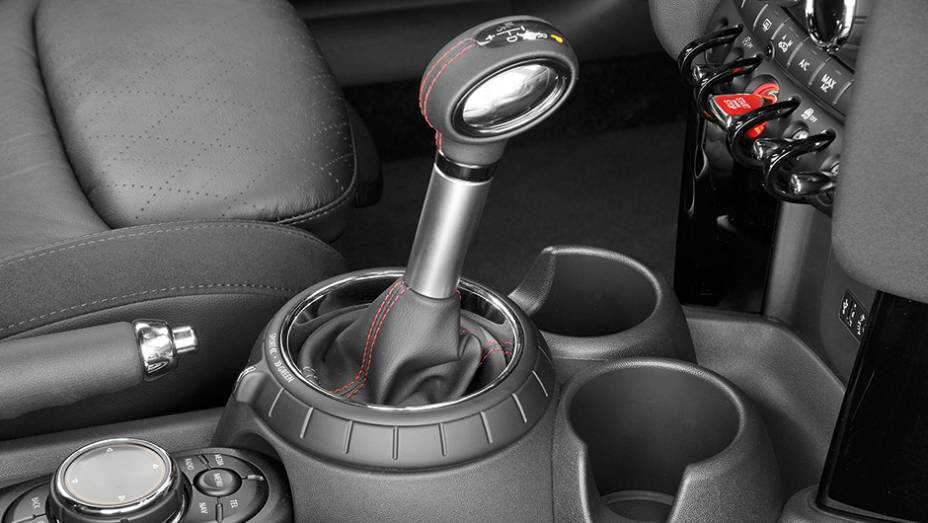 Botão giratório no console ajusta direção, câmbio e motor | <a href="https://beta-develop.quatrorodas.abril.com.br/carros/impressoes/mini-cooper-s-779912.shtml" rel="migration">Leia mais</a> Botão giratório no console ajusta direção, câmbio e motor | <a href="https://beta-develop.quatrorodas.abril.com.br/carros/impressoes/mini-cooper-s-779912.shtml" rel="migration">Leia mais</a>