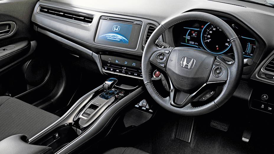 O design interno não muda, mas acabamento e alguns equipamentos, como o ar-condicionado, deverão ser mais simples na versão nacional | <a href="https://beta-develop.quatrorodas.abril.com.br/carros/impressoes/honda-vezel-777550.shtml" rel="migration">Leia mais</a>