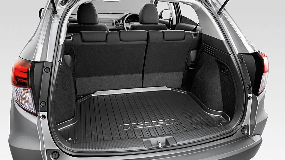 Com cinco pessoas a bordo, ainda sobra espa&ccedil;o para 400 litros de bagagem no porta-malas (no EcoSport cabem 362) | <a href="https://beta-develop.quatrorodas.abril.com.br/carros/impressoes/honda-vezel-777550.shtml" rel="migration">Leia mais</a>