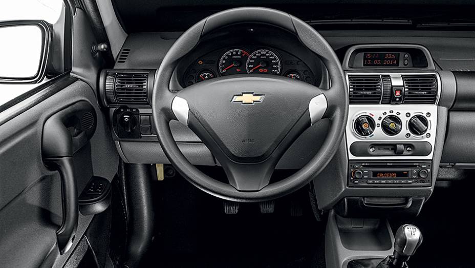 Moldura prateada e tela no centro painel | <a href="https://beta-develop.quatrorodas.abril.com.br/carros/impressoes/chevrolet-classic-advantage-1-0-780914.shtml" rel="migration">Leia mais</a>
